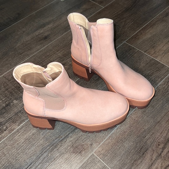 Shoes - Brand new size 7 heeled bootie